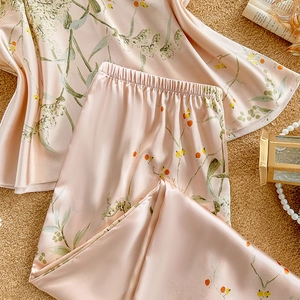 Ensemble de pyjama élégant en satin de soie avec imprimé floral sur fond rose