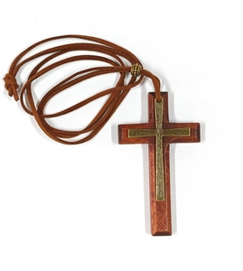 Makroaufnahme einer Vintage-Holzkreuz-Halskette mit Details aus gebürstetem Bronze-Metall
