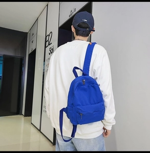 Blauer Canvas-Rucksack an einer Person gezeigt, um Größe und Passform im Alltag darzustellen