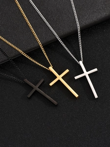 Schwarze, goldene und silberne Edelstahl-Kreuzketten mit Gliederkette auf dunklem Grund