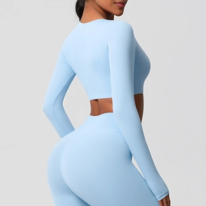 Détail du legging de yoga à taille haute montrant la texture mate et l'élasticité premium