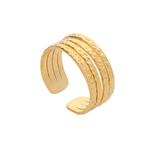 Détail macro d'une bague ajustable en acier titane martelé avec quatre bandes parallèles