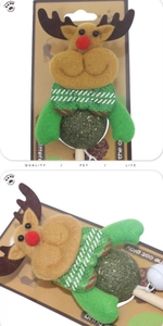 Détail du jouet baguette de Noël pour chat avec boule d'herbe à chat et bâton en bois
