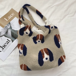 Nahaufnahme des flauschigen Sherpa-Materials und des Hundemusters auf der Tasche