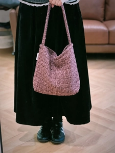 Elegante borsa a spalla in tweed viola con trama intrecciata e spalline in tessuto