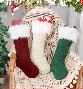Nahaufnahme von Strick-Weihnachtssocken mit Plüschbesatz in den Farben Rot, Weiß und Grün
