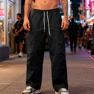 Dettaglio dei pantaloni cargo neri da uomo con vita con coulisse e tasche a patta