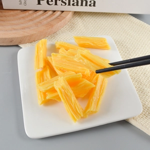 Llavero realista de PVC con forma de piel de tofu seco servido en plato blanco