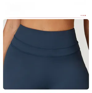 Détail du short de yoga bleu marine à taille haute avec triple couture et design anti-roulement