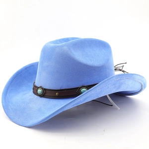 Détail du chapeau de cowboy en daim bleu avec ornements turquoise et ruban en cuir