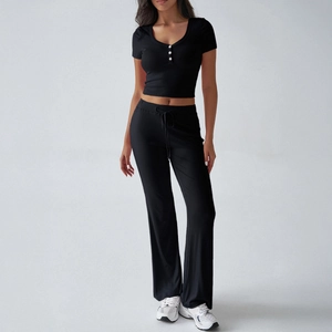 Completo Y2K due pezzi da donna con top nero a bottoni e pantaloni a zampa con coulisse