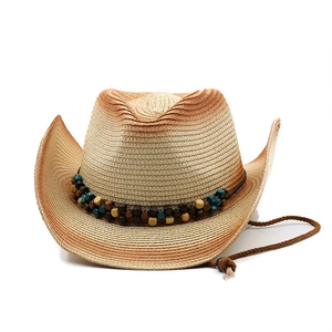 Détail d'un chapeau de paille western avec perles ethniques et cordon réglable