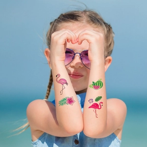 Tatuaggi temporanei fenicottero per bambini su sfondo spiaggia estiva