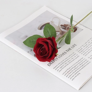 Rosa de terciopelo rojo artificial con hojas verdes para decoración de bodas y hogar