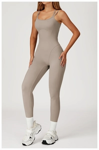 Détail d'un body de yoga taupe avec coupe ajustée et doubles bretelles fines