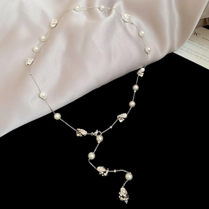 Dettaglio della collana a Y argento con perle e grani metallici irregolari
