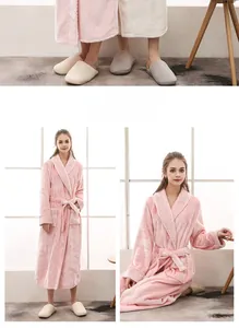 Détails d'un peignoir en flanelle rose avec revers gaufrés et tissu en peluche ultra doux