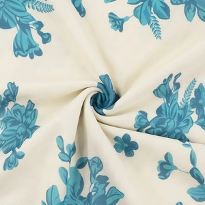 Primer plano de tela con estampado floral que muestra patrones azules y textura suave