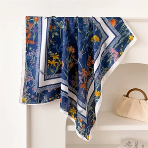 Carré de Soie Satiné pour Femme Imprimé Floral Marguerite Bandana Élégant Foulard de Cou Bureau Accessoire Cheveux Léger