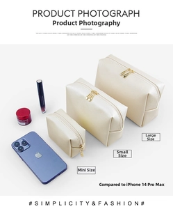 Set di tre borse da trucco in pelle color crema con iPhone 14 Pro Max per scala dimensionale