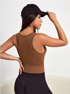 Détail de la brassière de sport côtelée marron avec dos nageur et texture élastique