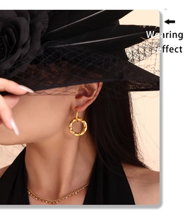 Wearing effect of golden geometric ripple earrings and thin necklace on a model