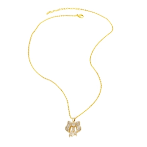 Elegante collana dorata con ciondolo a fiocco e zirconi su uno sfondo bianco