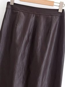Détail d'une jupe en similicuir à taille haute avec texture douce et couture premium
