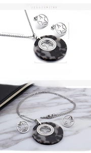 Dettaglio del set collana cuore dorato e orecchini stella con misure dimensionali