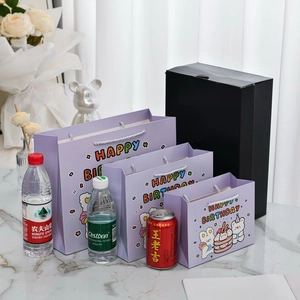 Drei lila Geschenktüten mit Comic-Bären und gewebten Griffen in verschiedenen Größen