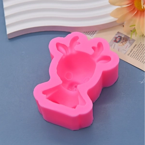 Stampo in silicone rosa a forma di cervo per torte e cioccolatini su sfondo blu
