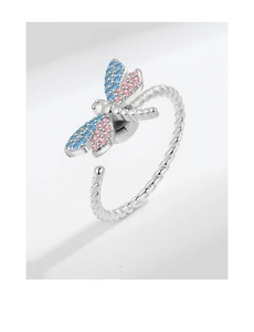 Detailansicht eines silbernen Drehrings mit blau-rosa Zirkonia-Schmetterling
