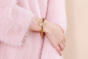 Détail du bracelet à maillons cœur en acier plaqué or 18k avec pavé de diamants au poignet