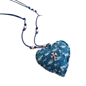 Collier avec pendentif cœur en denim bleu, croix argentée et cordon tressé élégant
