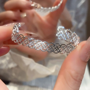 Vue macro d'un bracelet ajouré argenté avec une texture tissée scintillante