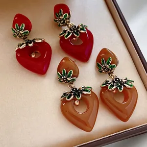 Vintage Herzohrringe aus Harz mit Goldblumenakzenten in Rot- und Bernsteintönen