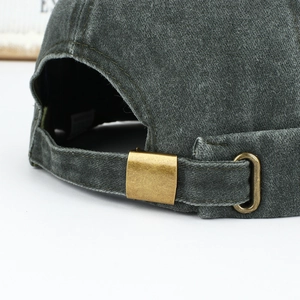 Détail de la boucle métallique réglable et du coton délavé sur ce bonnet rétro chic
