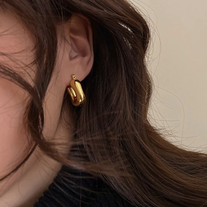 Polished gold thick hoop earrings for women in French vintage minimalist style
