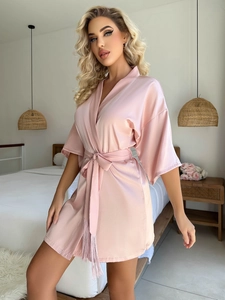 Peignoir en satin rose avec ceinture à nouer, pompons à franges et manches mi-longues
