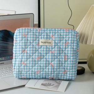 Trousse à maquillage matelassée à carreaux bleus avec motifs nœuds roses et zip