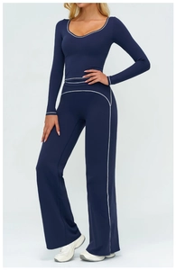 Détails de l'ensemble de yoga bleu foncé avec surpiqûres blanches et pantalon évasé