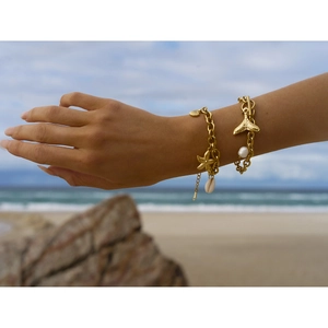 Vue détaillée des bracelets océan en or 18 carats avec breloques étoile de mer