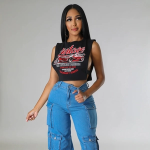 Dettaglio del crop top nero da corsa con stampa vintage e ritagli laterali sexy