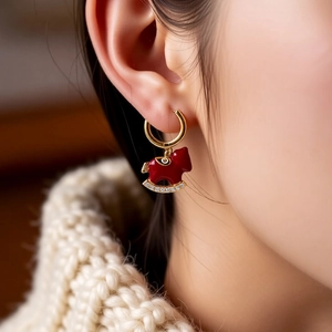 Orecchini a cerchio con cavallo placcati oro 18k con smalto rosso e zirconi lucidi