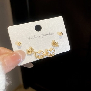 Détail de boucles d'oreilles poney plaquées or avec nacre blanche et zircons brillants