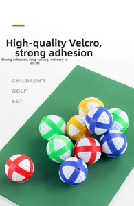 Primer plano de pelotas de golf de velcro de colores para tapete de juego infantil