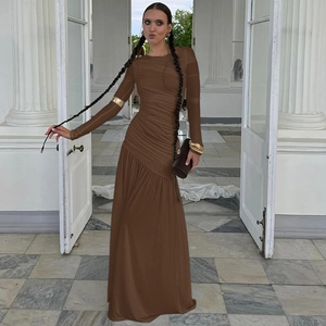 Detail eines braunen, schmal geschnittenen Maxi-Kleides mit Raffungen und langen Ärmeln