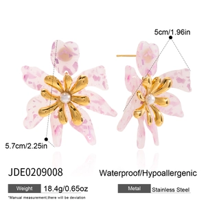 Detailansicht der rosa Acryl-Blütenohrringe mit 18K Goldkern und Perle Spezifikationen