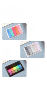 Dettaglio di segnapagina in PET traslucido in colori neon e pastello con base di supporto