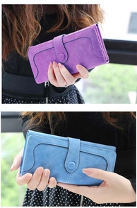 Detalle de carteras vintage de cuero suave en púrpura y azul claro con cierre de presión